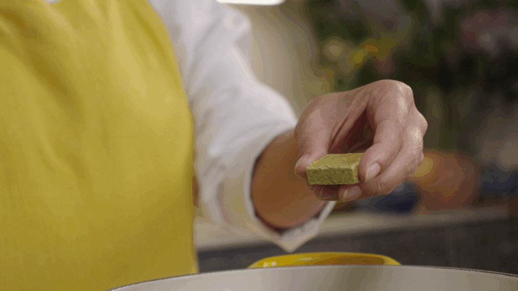 Cocer las patatas y los huevos