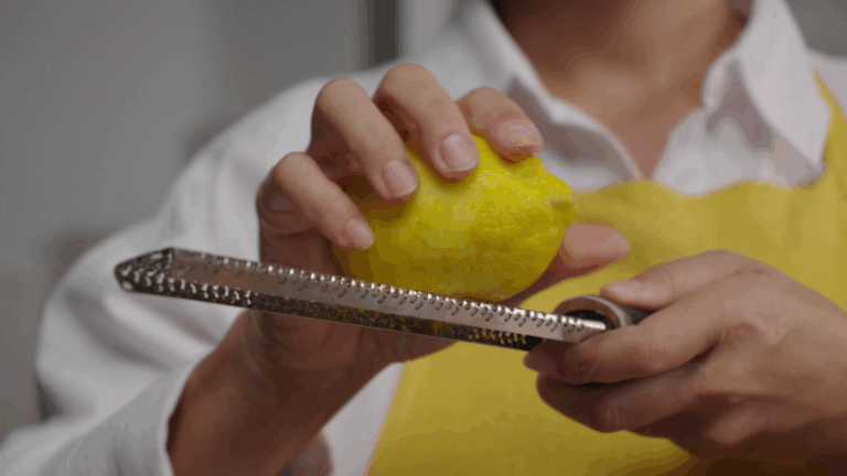 ¿quieres darle un toque más fresco a esta deliciosa dorada al horno con patatas y cebolla?