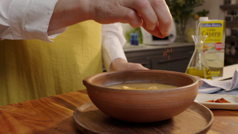 Un consejo para cocinar esta sopa de ajo con thermomix® está en el emplatado final y consiste en darle un toque picante.