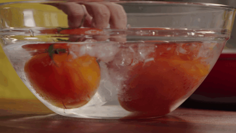 Hay algunos ingredientes que a menudo se nos resisten a la hora de pelarlos.