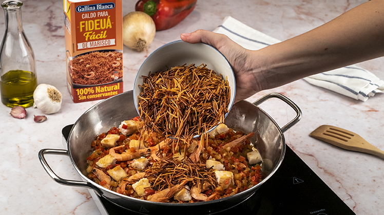 Incorporando el caldo y los fideos