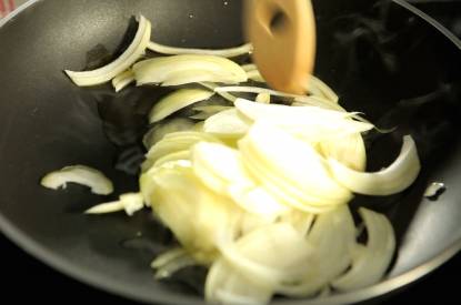 Sofreír el jamón y la cebolla