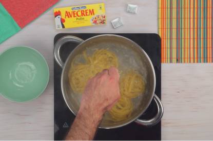 Sofreír la cebolla y el chorizo