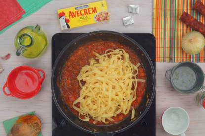 Añadir tomate y orégano