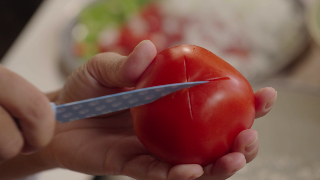 Cortar el pimiento y el pollo