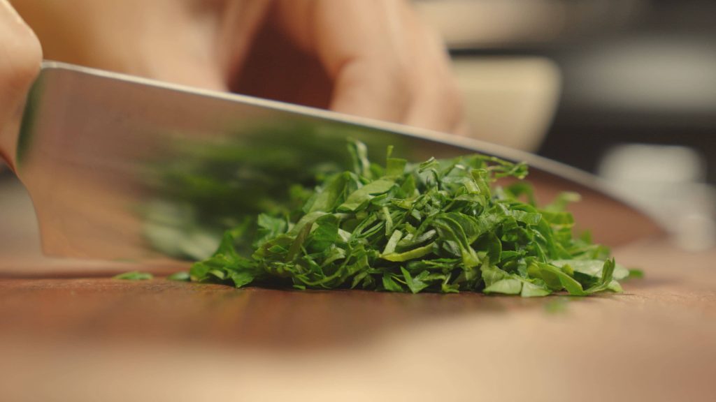 Preparar el ajo y perejil